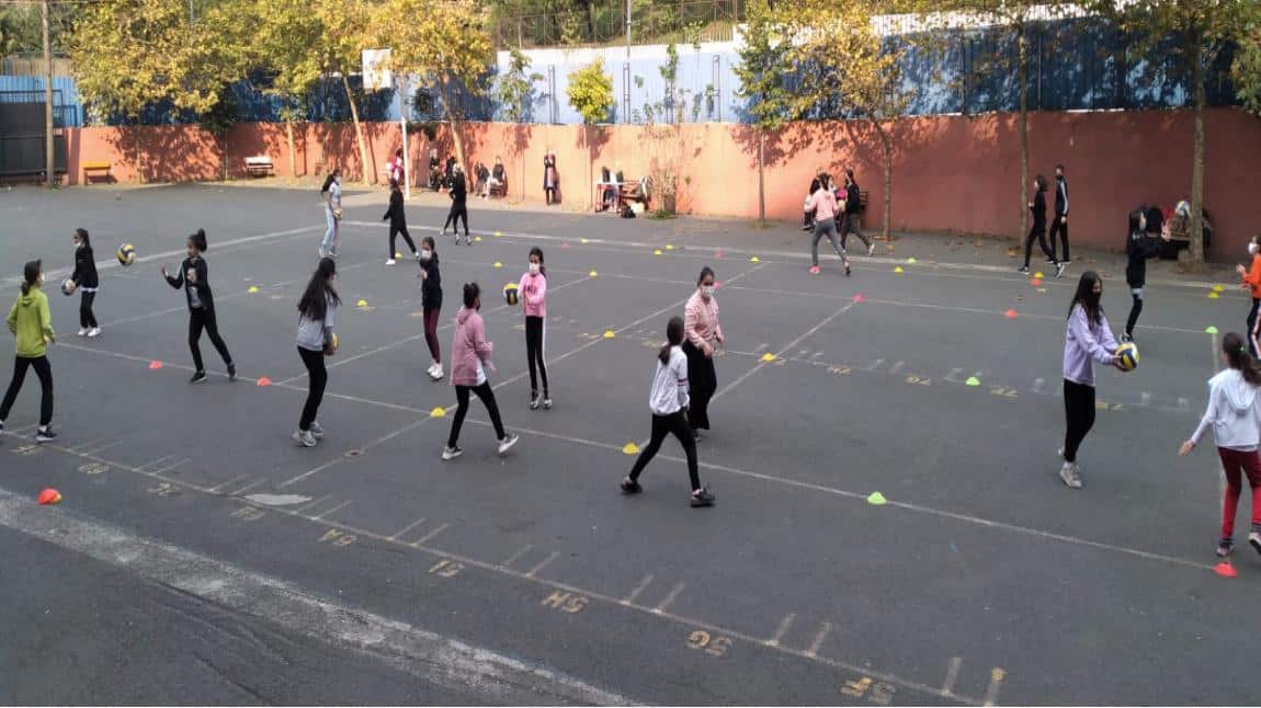 Gençlik ve Spor İlçe Müdürlüğü ve Valilik Onuru ile okulumuz öğrencilerine ücretsiz voleybol kursları başlamıştır.  