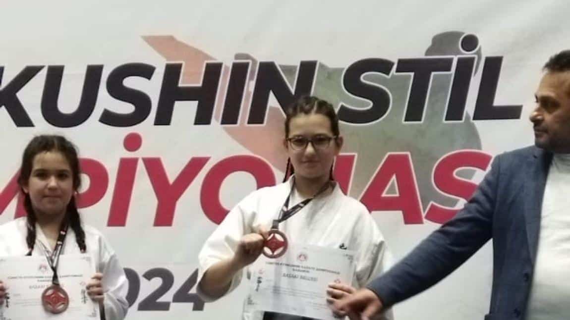 Okulumuz 5. sınıf öğrencilerinden Sümeyye Rana Yıldırım Karate Minik Kız 10-11 yaş +45 kilo kategorisinde Türkiye 3. sü olmuştur. 