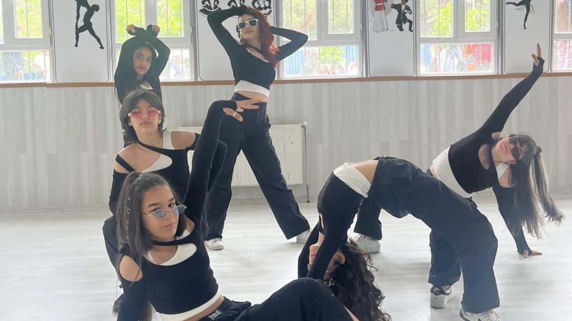 Okulumuz rehber öğretmeni Funda GÜLEŞ tarafından hazırlanan dans ekibi 23 Nisan Ulusal Egemenlik ve Çocuk Bayramında gösterilerini sunmuştur. 