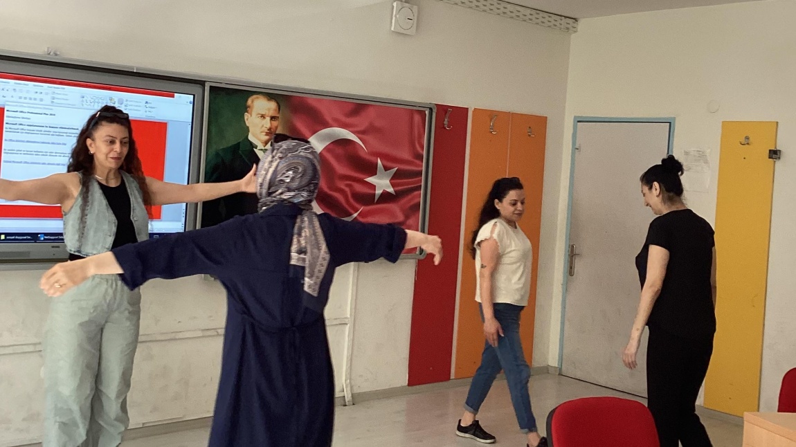 Okulumuz Psikolojik Danışmanı Funda Güleş tarafından yapılan aile okulu eğitimi okulumuzda devam etmektedir.